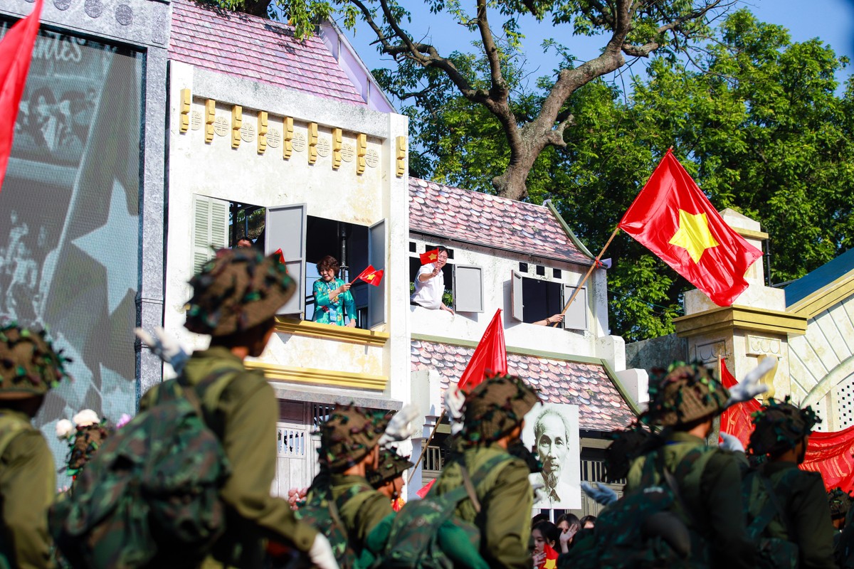 Hình ảnh đoàn quân tiến về Hà Nội năm 1954 được tái hiện tại hồ Gươm ảnh 8