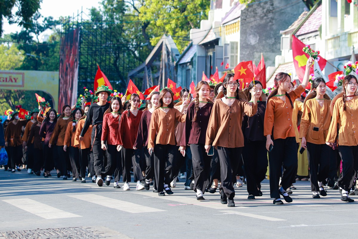 Hình ảnh đoàn quân tiến về Hà Nội năm 1954 được tái hiện tại hồ Gươm ảnh 7