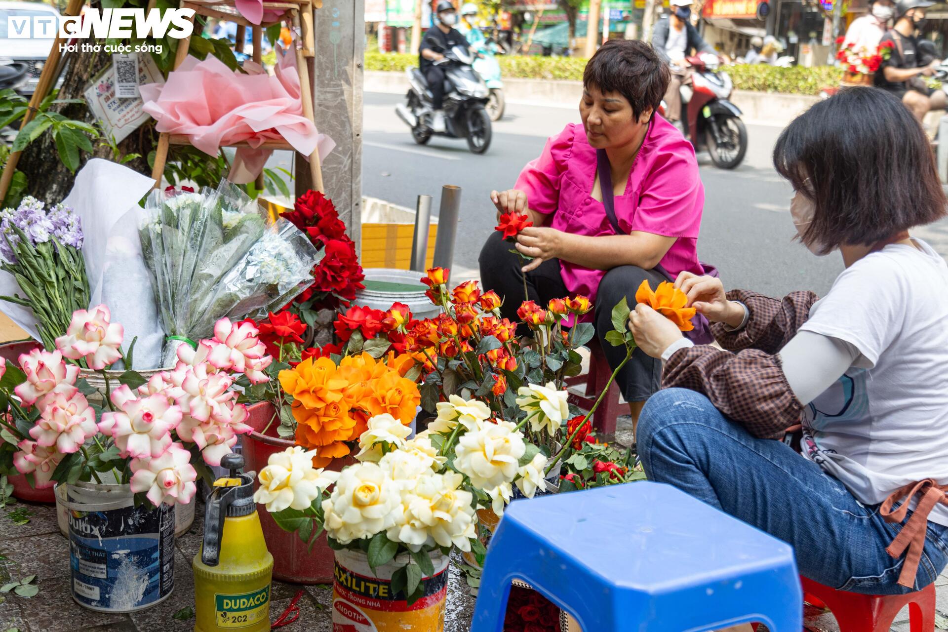 Giá hoa 20/10 tăng mạnh, người bán không kịp ngơi tay - 4