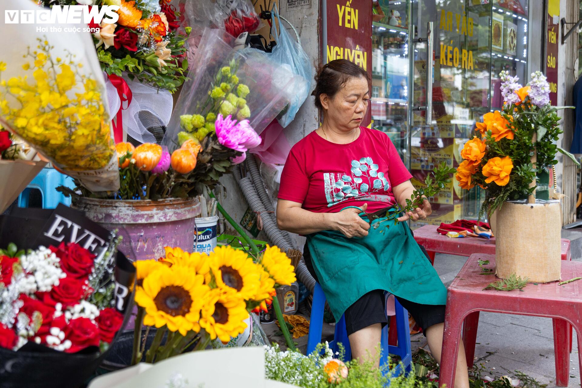 Giá hoa 20/10 tăng mạnh, người bán không kịp ngơi tay - 3