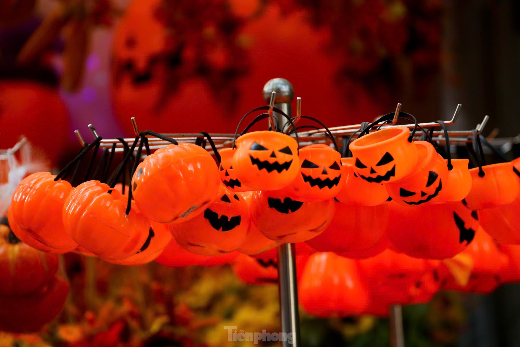 Phố Hàng Mã thay áo mới, ngập tràn màu sắc 'ma mị' đón Halloween ảnh 14