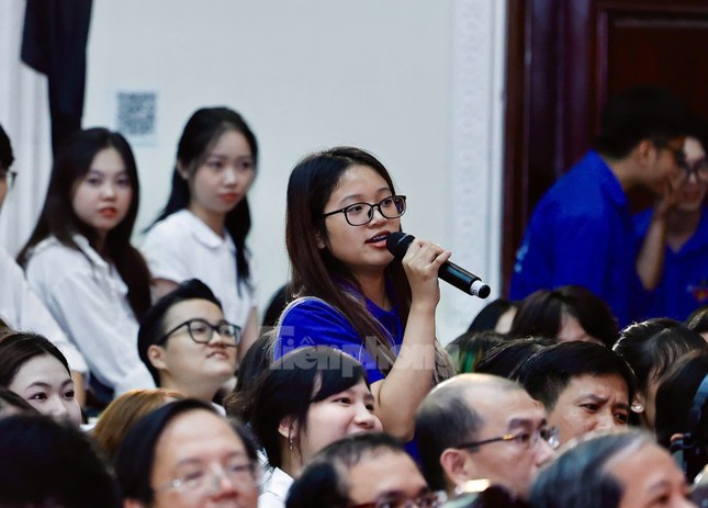 Thủ tướng Phạm Minh Chính và Chủ tịch Diễn đàn Kinh tế thế giới giao lưu cùng sinh viên Việt Nam ảnh 4