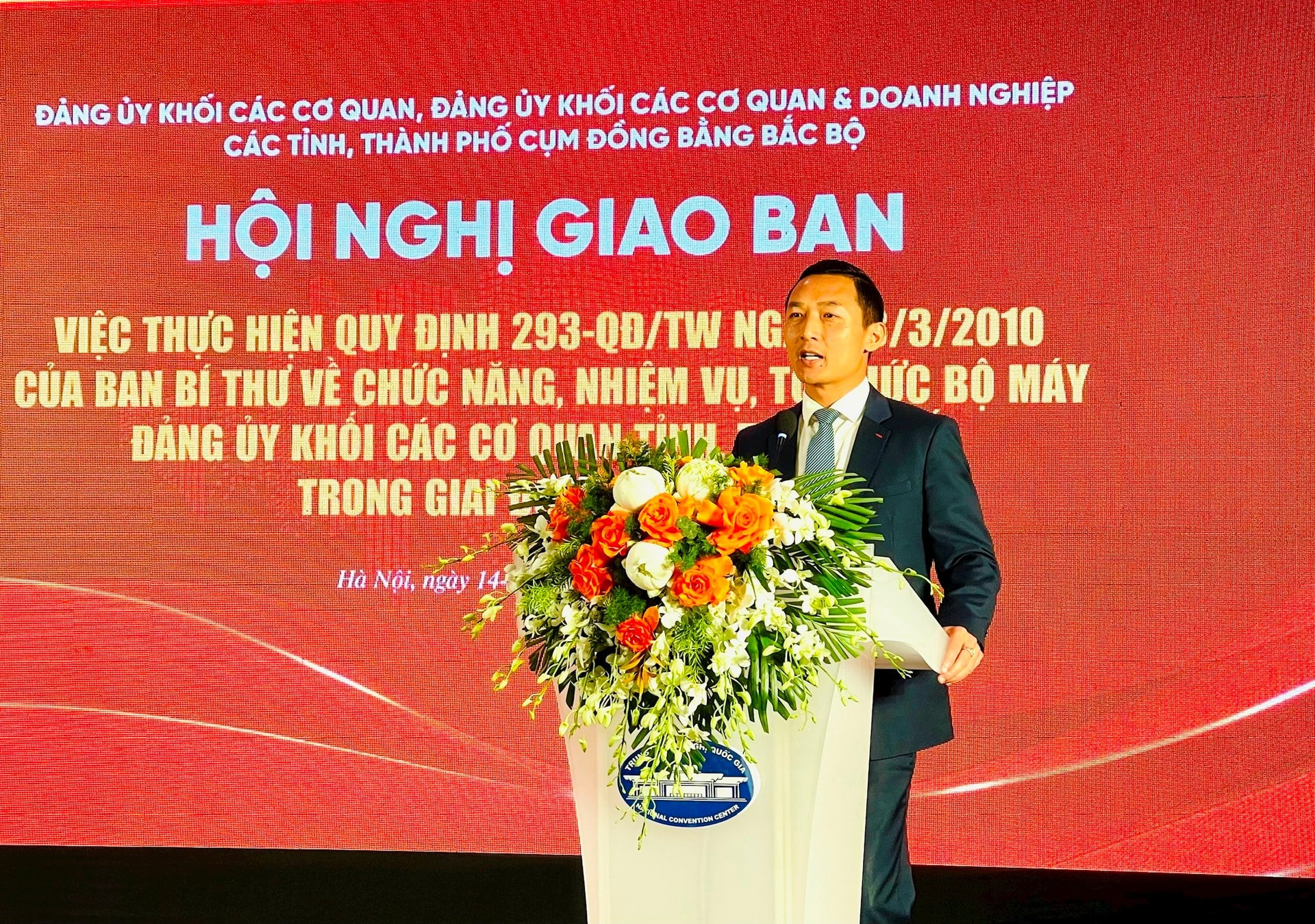 Bí thư Đảng ủy Khối các cơ quan thành phố Hà Nội Doãn Trung Tuấn phát biểu khai mạc. Ảnh: Hương Ly