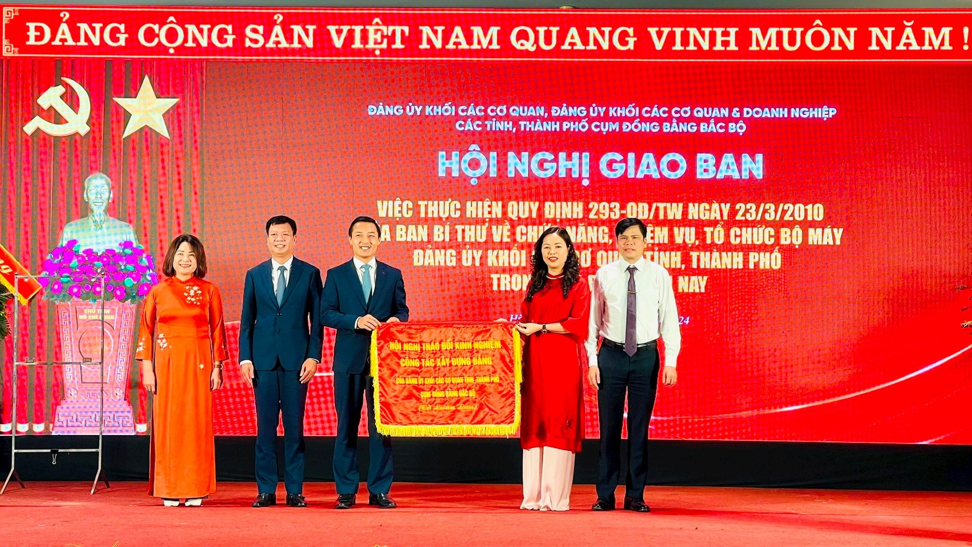 Thường trực Đảng ủy Khối các cơ quan thành phố Hà Nội trao Cờ luân lưu tổ chức hội nghị cho Đảng ủy Khối cơ quan và doanh nghiệp tỉnh Ninh Bình. Ảnh: Hương Ly