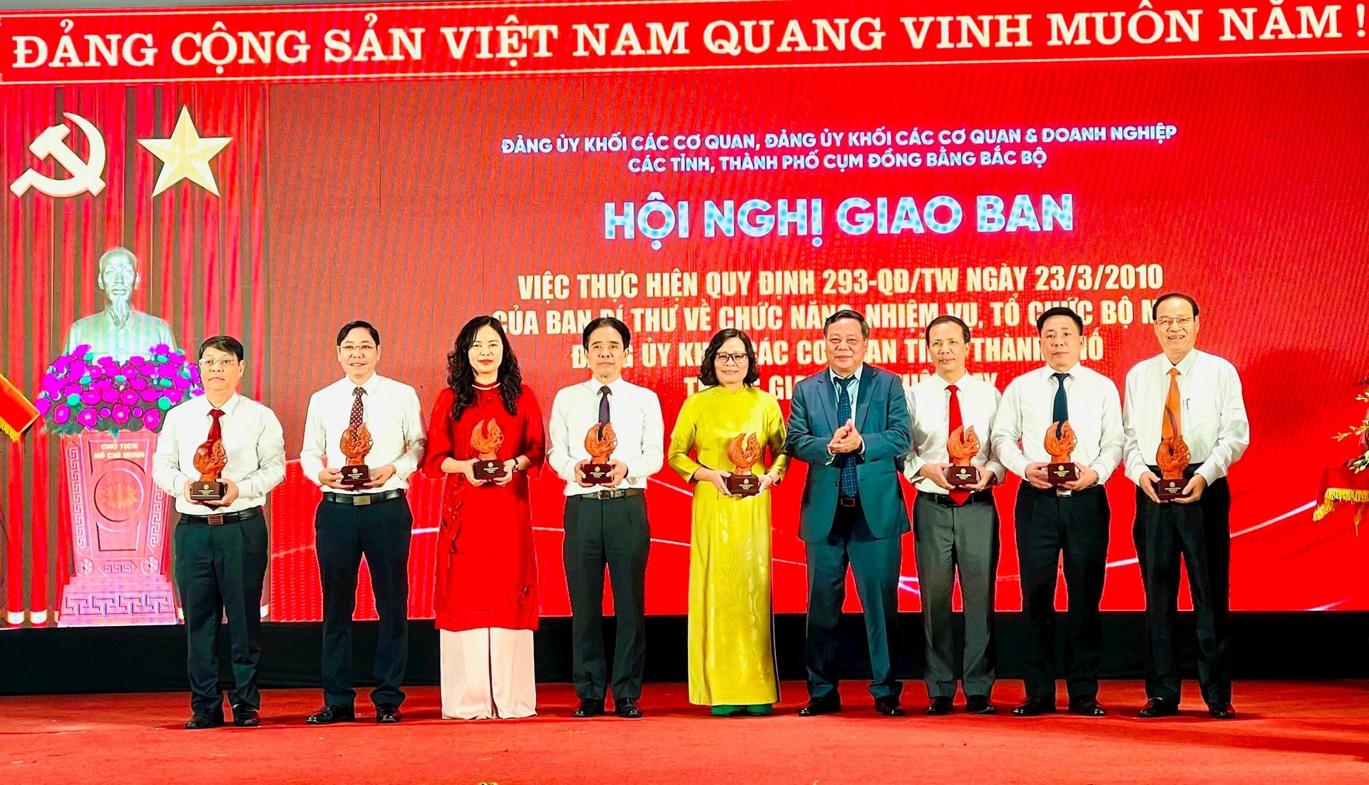 Phó Bí thư Thường trực Thành ủy Hà Nội Nguyễn Văn Phong trao quà lưu niệm cho đại diện lãnh đạo các Đảng ủy khối cơ quan, doanh nghiệp các tỉnh, thành dự hội nghị - Ảnh: Hương Ly 