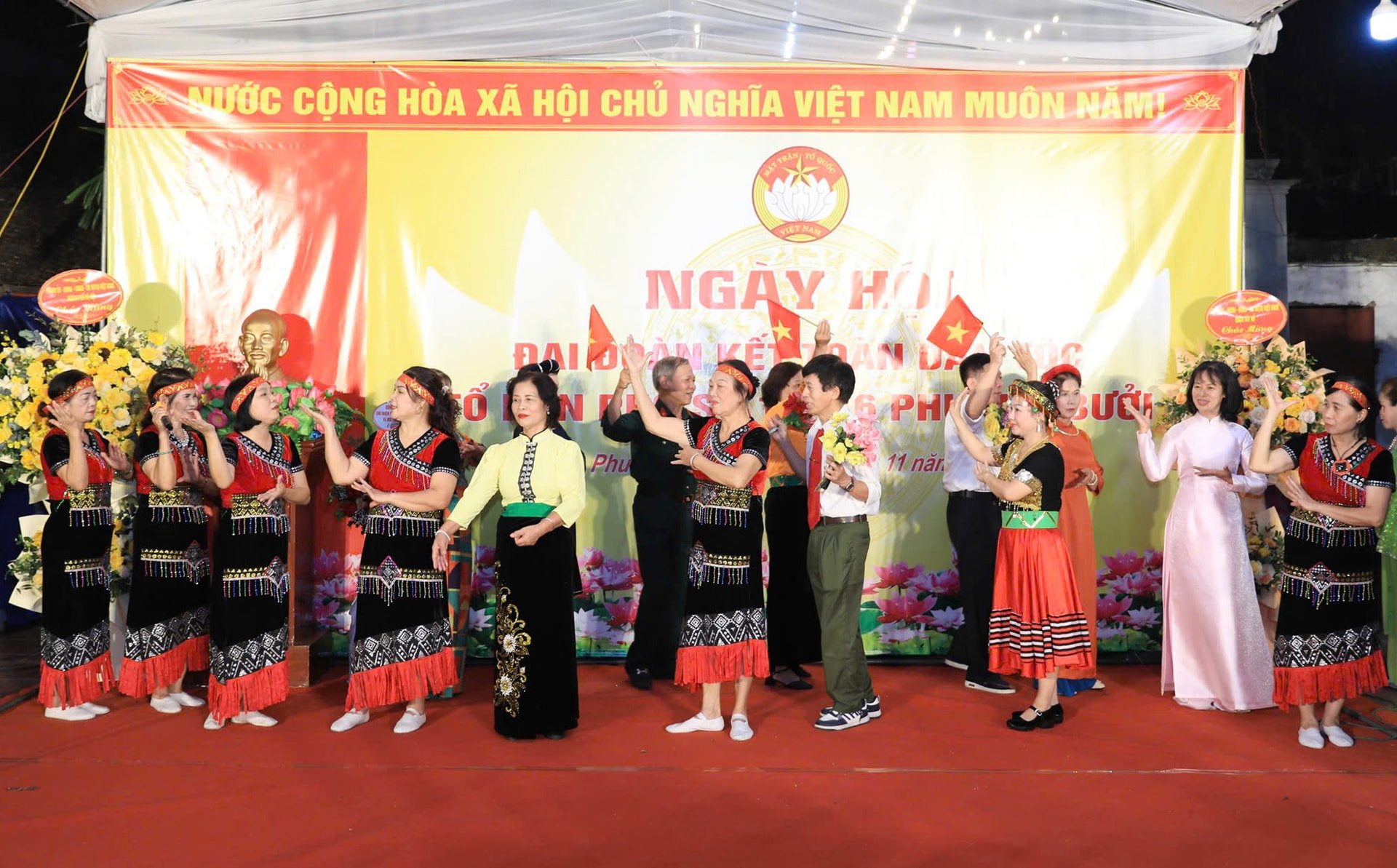 tiet-muc-van-nghe-cua-cac-tang-lop-nhan-dan-trong-ngay-hoi-dai-doan-ket-toan-dan-toc-nam-2024-tai-khu-dan-cu-15-16-phuong-buoi-quan-tay-ho-.-do-tam.jpg