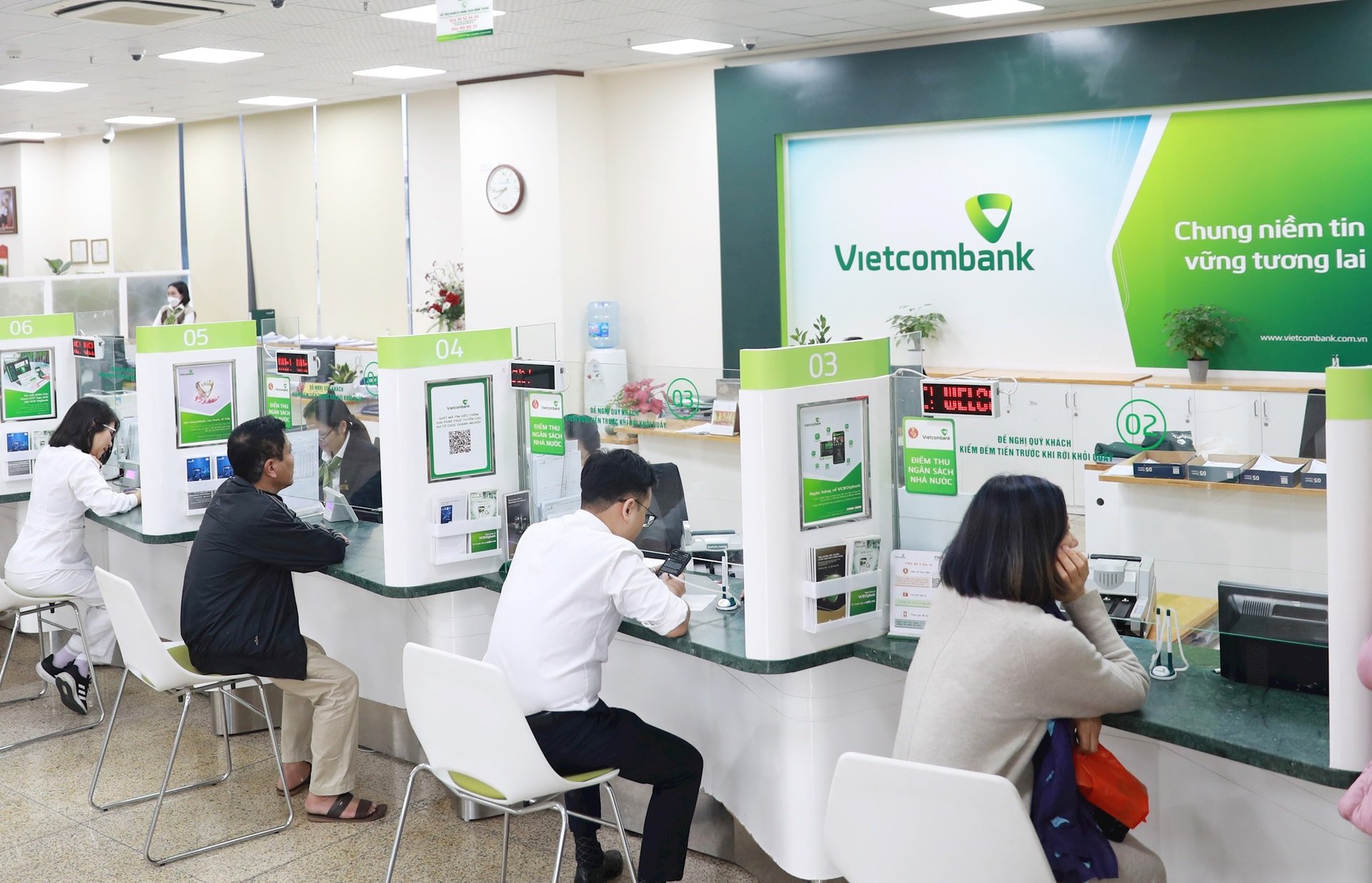 ngan-hang-thuong-mai-co-phan-ngoai-thuong-viet-nam-vietcombank-ap-dung-chinh-sach-cho-vay-100-gia-tri-nha-o-dat-o-voi-lai-suat-uu-dai-5-5-5-7-nam.-anh-nguyen-quang.jpg