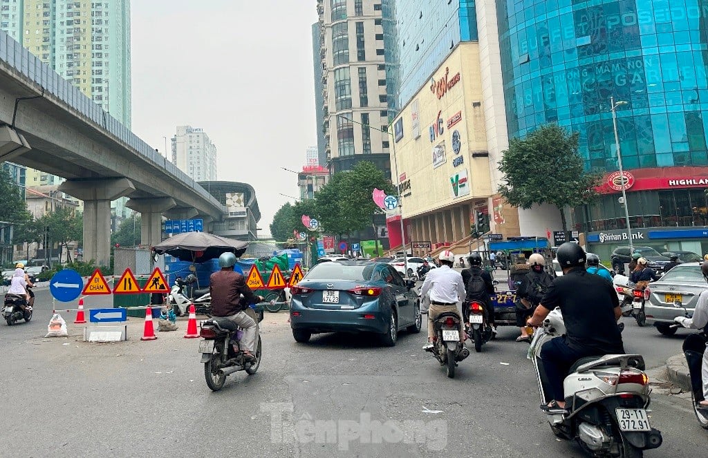 Lô cốt cũ 'đắp chiếu', lô cốt mới lại mọc trên đường Hà Nội ảnh 2