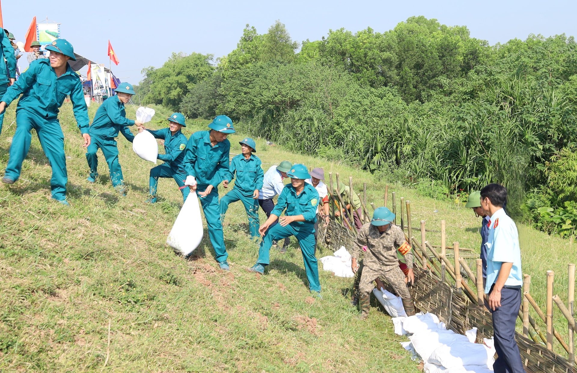 luc-luong-xung-kich-phong-chong-thien-tai-xa-sen-phuong-huyen-phuc-tho-dien-tap-xu-ly-tinh-huong-sat-mai-de-huu-hong..jpg