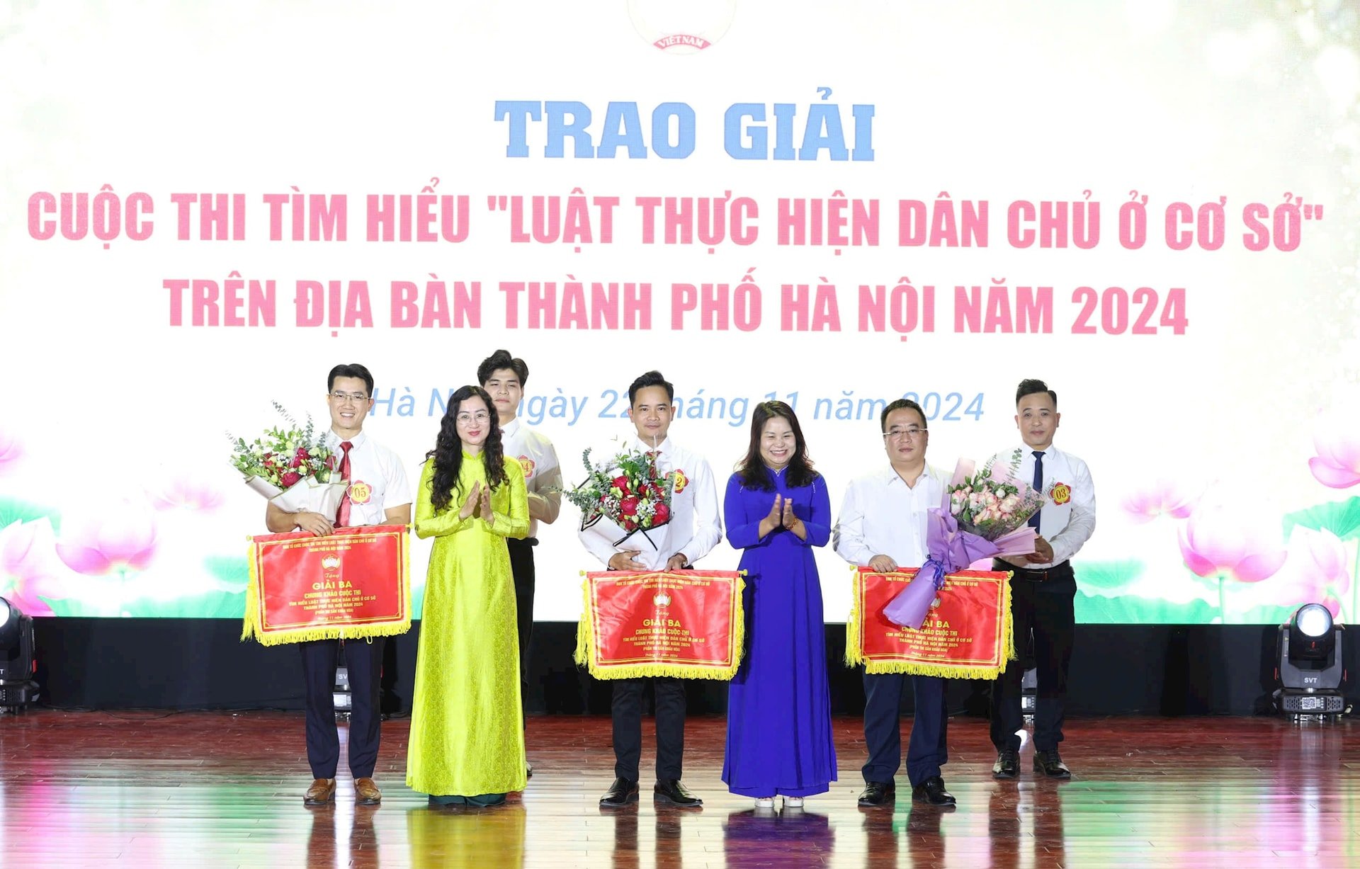 Ban tổ chức trao Giải ba cho các đơn vị đoạt giải. Ảnh: Quang Thái