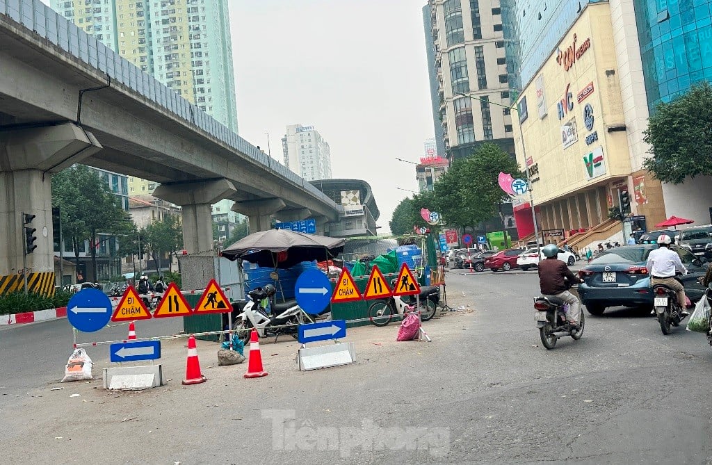 Lô cốt cũ 'đắp chiếu', lô cốt mới lại mọc trên đường Hà Nội ảnh 1