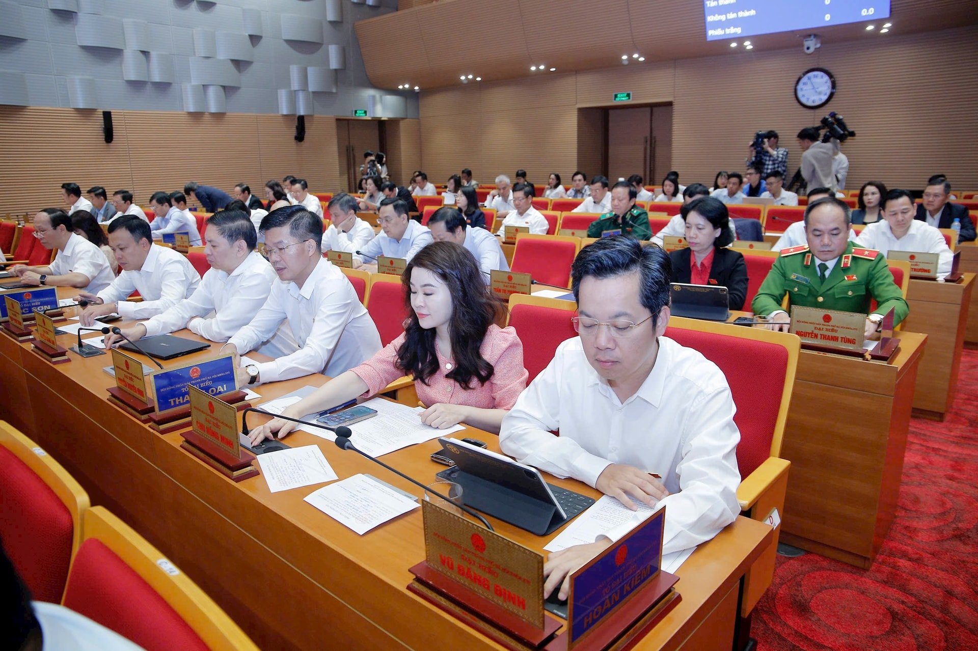 cac-dai-bieu-bieu-quyet-thong-qua-nghi-quyet-tai-ky-hop-thu-muoi-chin-hdnd-thanh-pho-ha-noi-khoa-xvi.-anh-viet-thanh.jpg