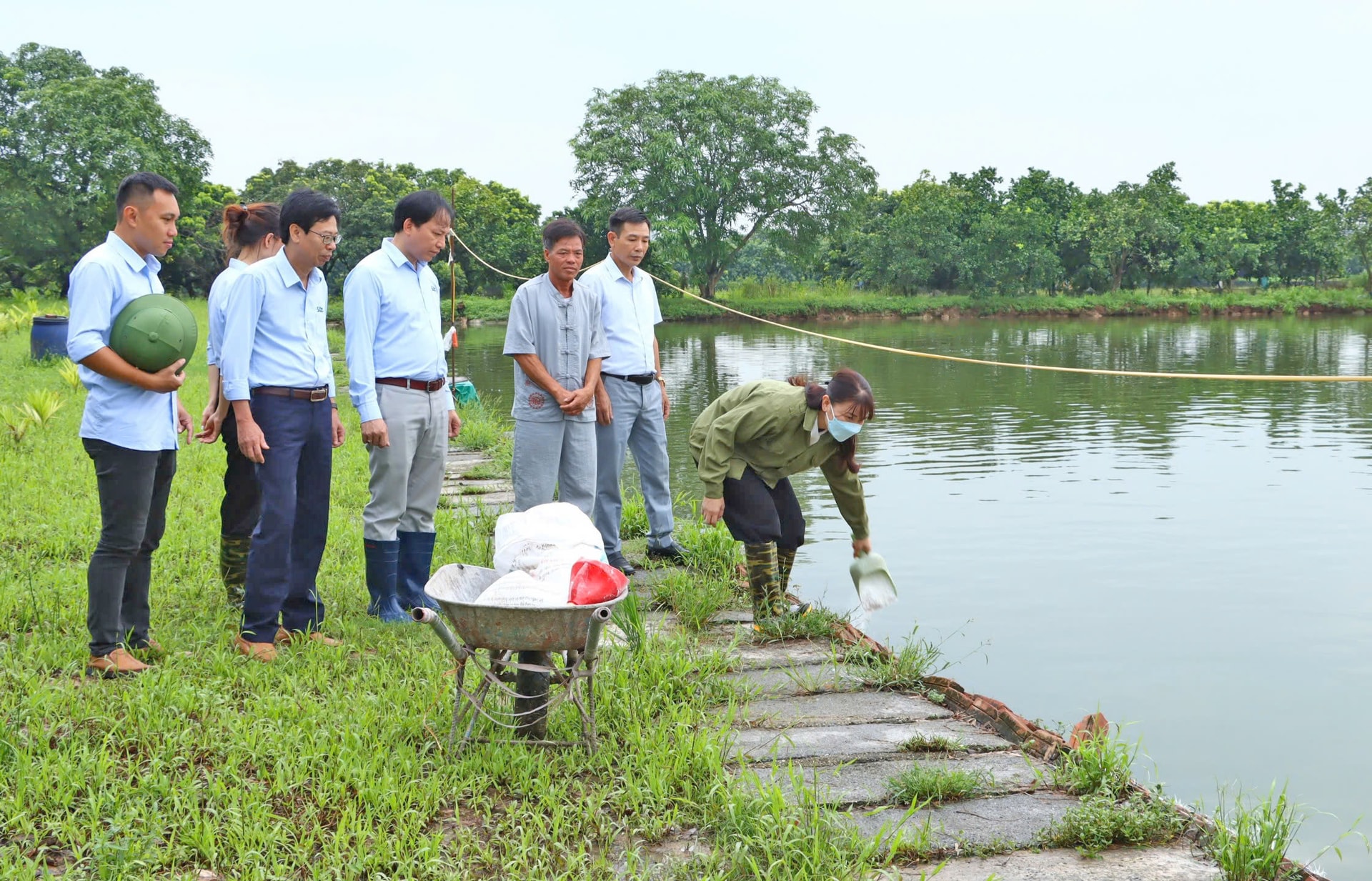 can-bo-trung-tam-khuyen-nong-ha-noi-huong-dan-nong-dan-nuoi-trong-thuy-san-tai-huyen-my-duc.-anh-thu-thuy.jpg