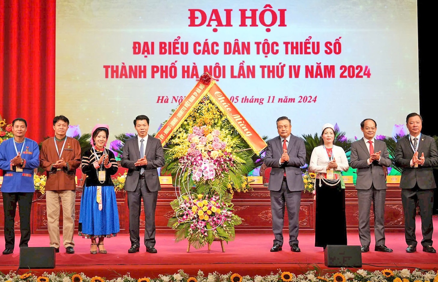 chu-tich-ubnd-thanh-pho-ha-noi-tran-sy-thanh-tang-hoa-chuc-mung-dai-hoi-dai-bieu-cac-dan-toc-thieu-so-thanh-pho-ha-noi-lan-thu-iv-nam-2024.-anh-dinh-hiep.jpg