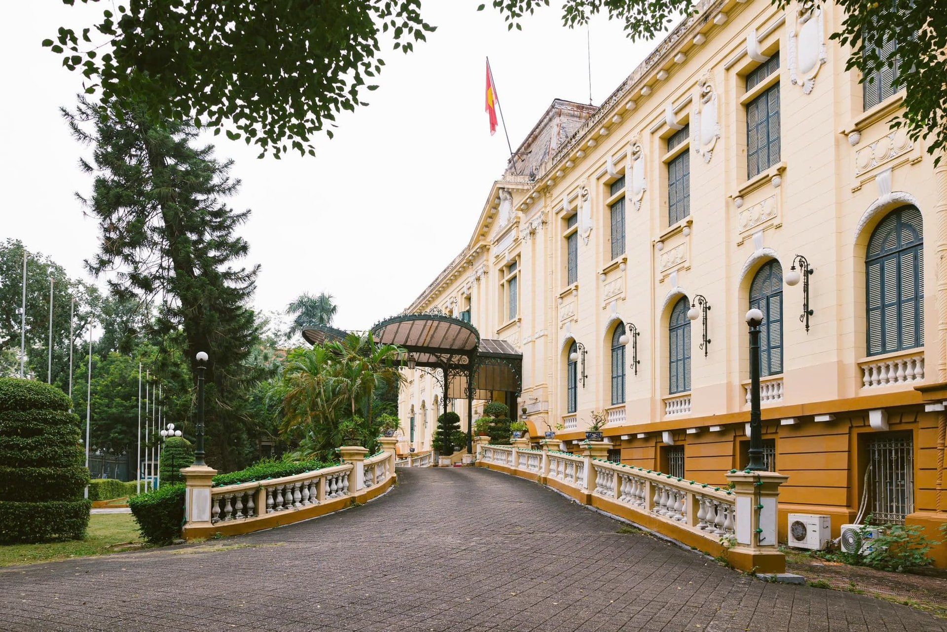 Thời Pháp thuộc, tòa nhà này là Dinh Thống sứ Bắc Kỳ. Sau Cách mạng tháng Tám năm 1945, Chủ tịch Hồ Chí Minh và Chính phủ lâm thời Việt Nam Dân chủ Cộng hoà về làm việc tại đây cho đến ngày Toàn quốc Kháng chiến. Trong thời gian này, tòa nhà được đổi tên thành Bắc Bộ phủ. Ngày nay, toà nhà trở thành Nhà khách Chính phủ. Ảnh: Hoàng Lân