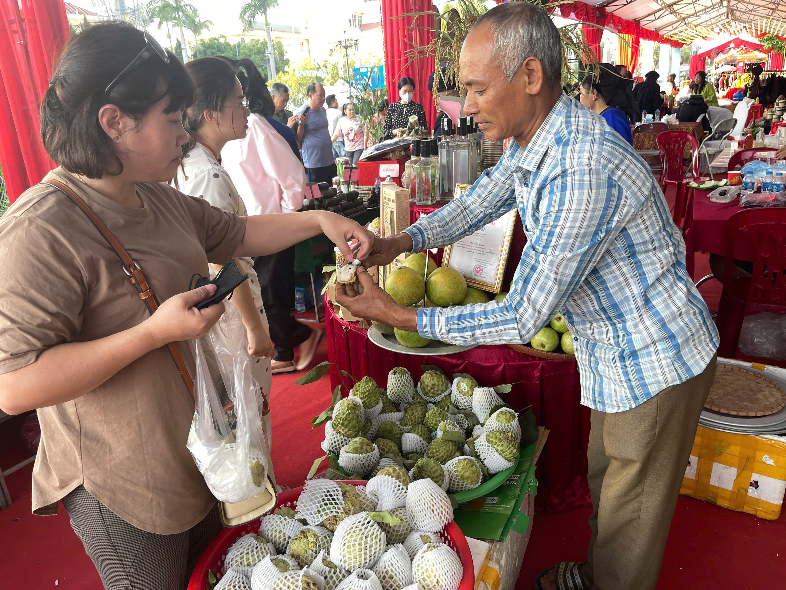 Sức hút nào từ ngày hội Văn hóa Đông Bắc giúp các gian hàng OCOP Lạng Sơn “bán chạy như tôm tươi” - Ảnh 3.