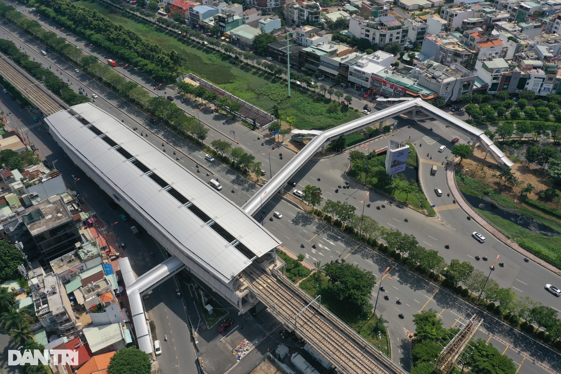 Diện mạo 9 cầu đi bộ kết nối nhà ga Metro số 1 vừa hoàn thành - 4