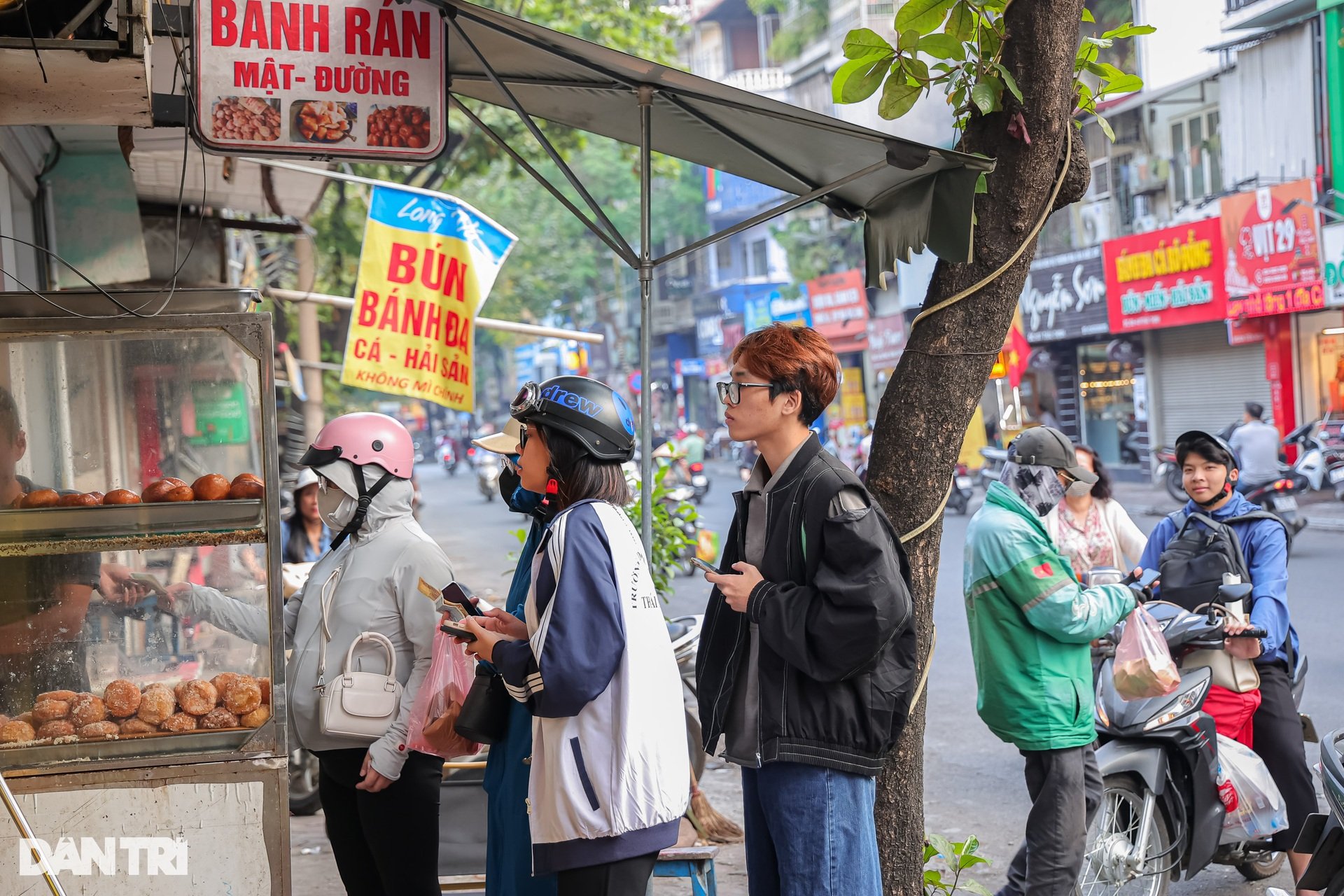 Hà Nội: Quán bánh rán thu 50 triệu đồng/ngày, khách xếp hàng chờ mua - 4