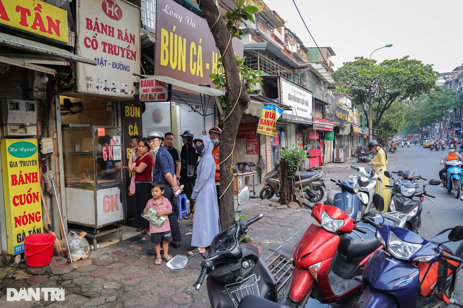 Hà Nội: Quán bánh rán thu 50 triệu đồng/ngày, khách xếp hàng chờ mua - 1