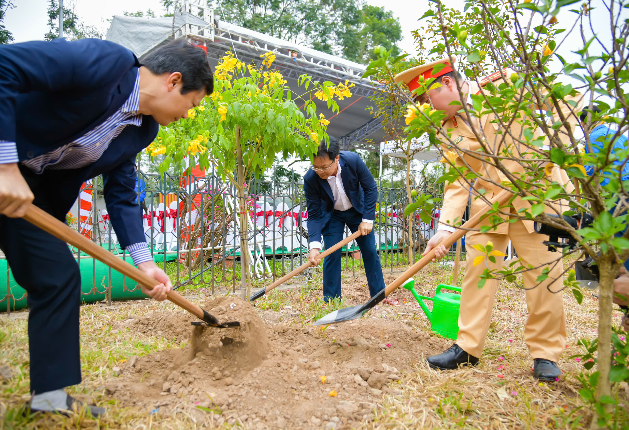 Nối dài đường tàu - đường hoa dài nhất Việt Nam qua Thủ đô- Ảnh 2.