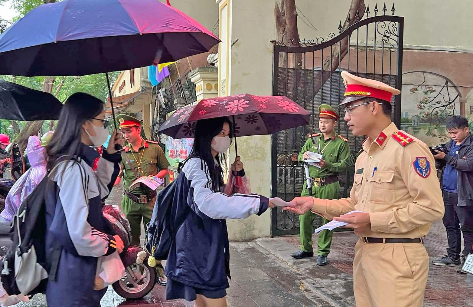 can-bo-chien-si-cong-an-thanh-pho-ha-noi-phat-to-roi-tuyen-truyen-an-toan-giao-thong-cho-hoc-sinh-truong-trung-hoc-pho-thong-viet-duc-quan-hoan-kiem-.-anh-chu-dung.jpeg