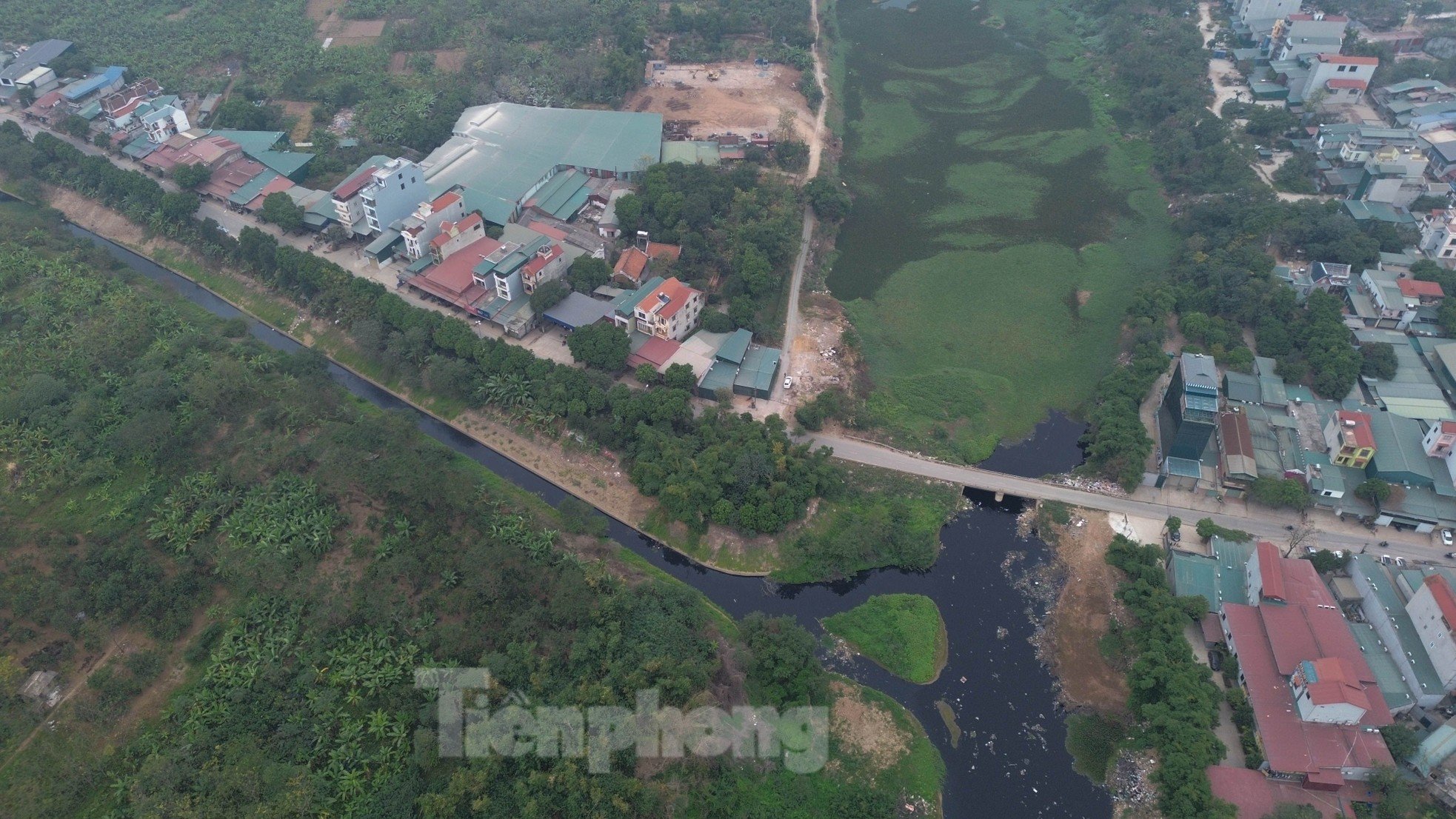 Hà Nội: Cận cảnh nước thải đen kịt đổ vào sông Đáy ảnh 4