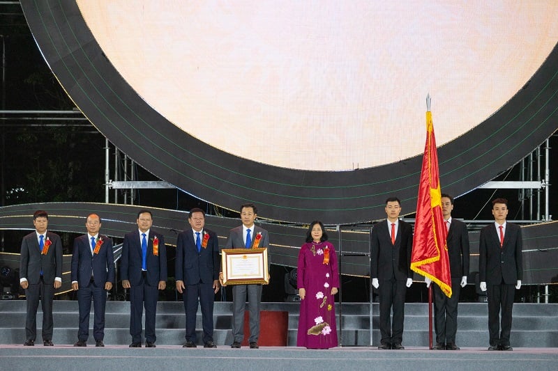 Thay mặt Đảng, Nhà nước, Bí thư Thành ủy Hà Nội Bùi Thị Minh Hoài đã trao tặng Huân chương Lao động hạng Nhất của Chủ tịch nước cho Sở NN&PTNT Hà Nội.  