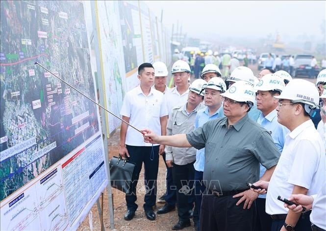 thu-tuong-chinh-phu-pham-minh-chinh-kiem-tra-tien-do-xay-dung-tuyen-duong-ket-noi-voi-cang-hang-khong-quoc-te-long-thanh.-anh-ttxvn.jpg