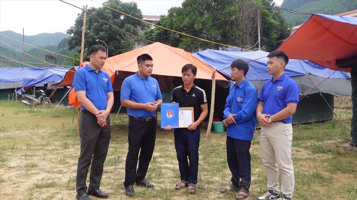 Lãnh đạo Tỉnh đoàn Lào Cai trao tặng giải thưởng “Thanh niên sống đẹp" cho Trưởng thôn Ma Seo Chứ 