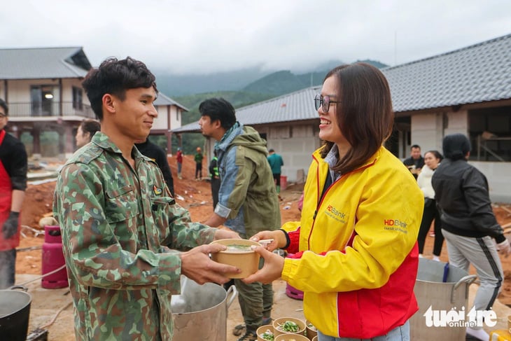 Phở yêu thương đến với Làng Nủ: Bưng lên tô phở, bà con ấm áp - Ảnh 8.