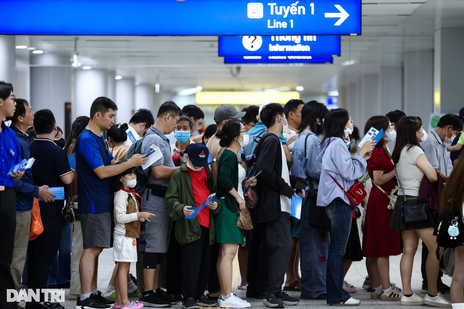 Metro Bến Thành - Suối Tiên chật kín người sáng cuối tuần - 3