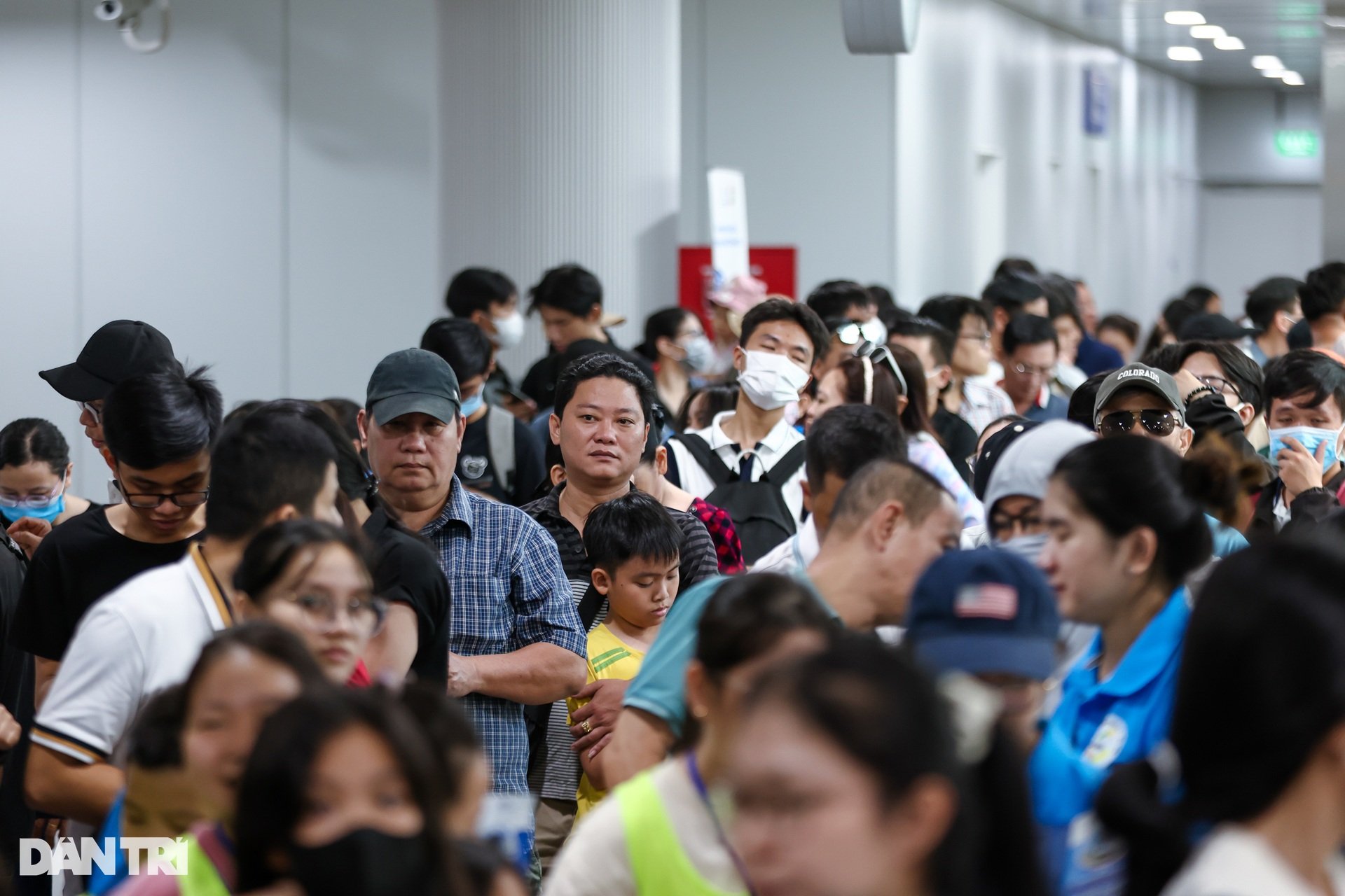 Metro Bến Thành - Suối Tiên chật kín người sáng cuối tuần - 4