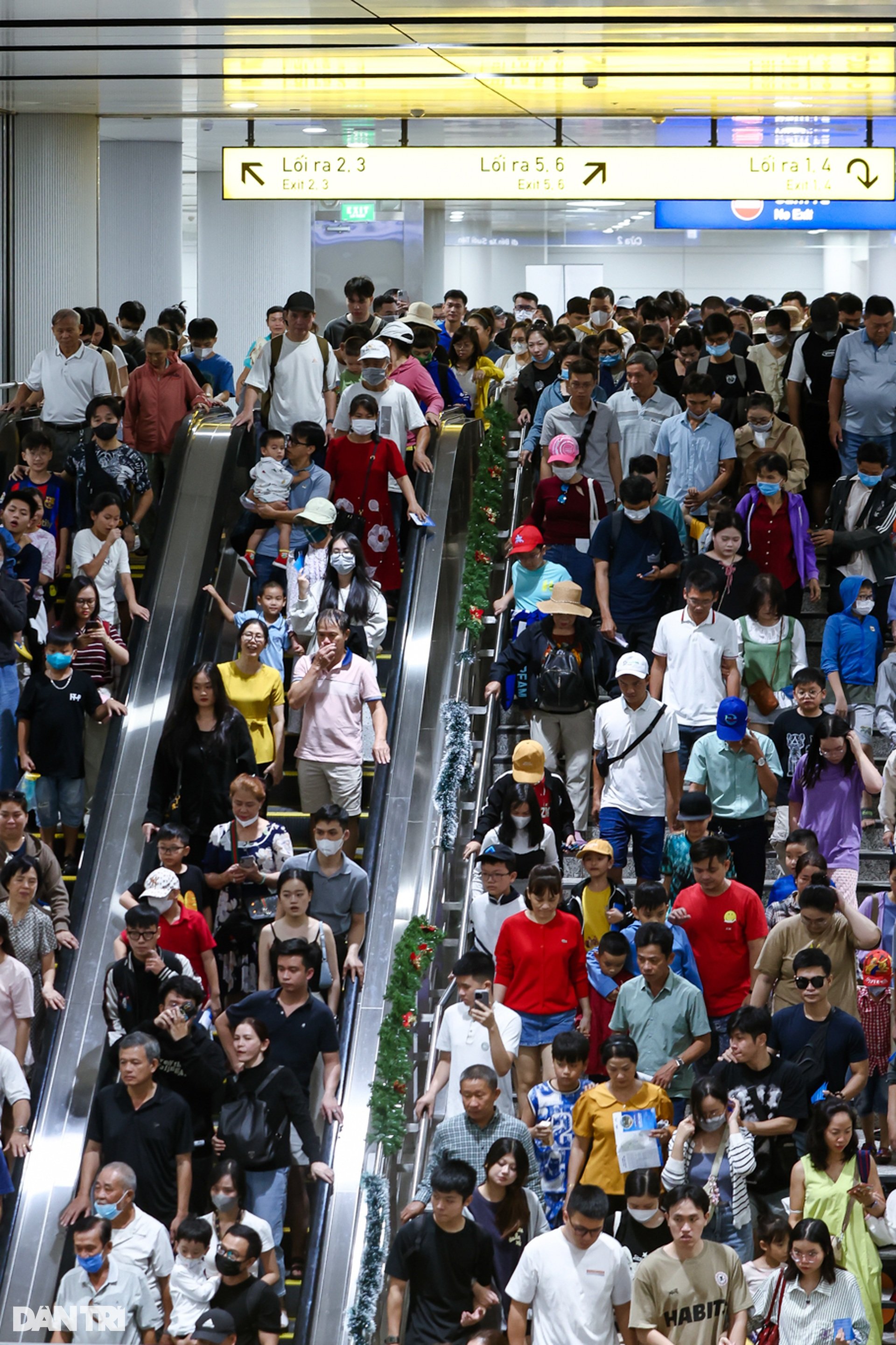 Metro Bến Thành - Suối Tiên chật kín người sáng cuối tuần - 5