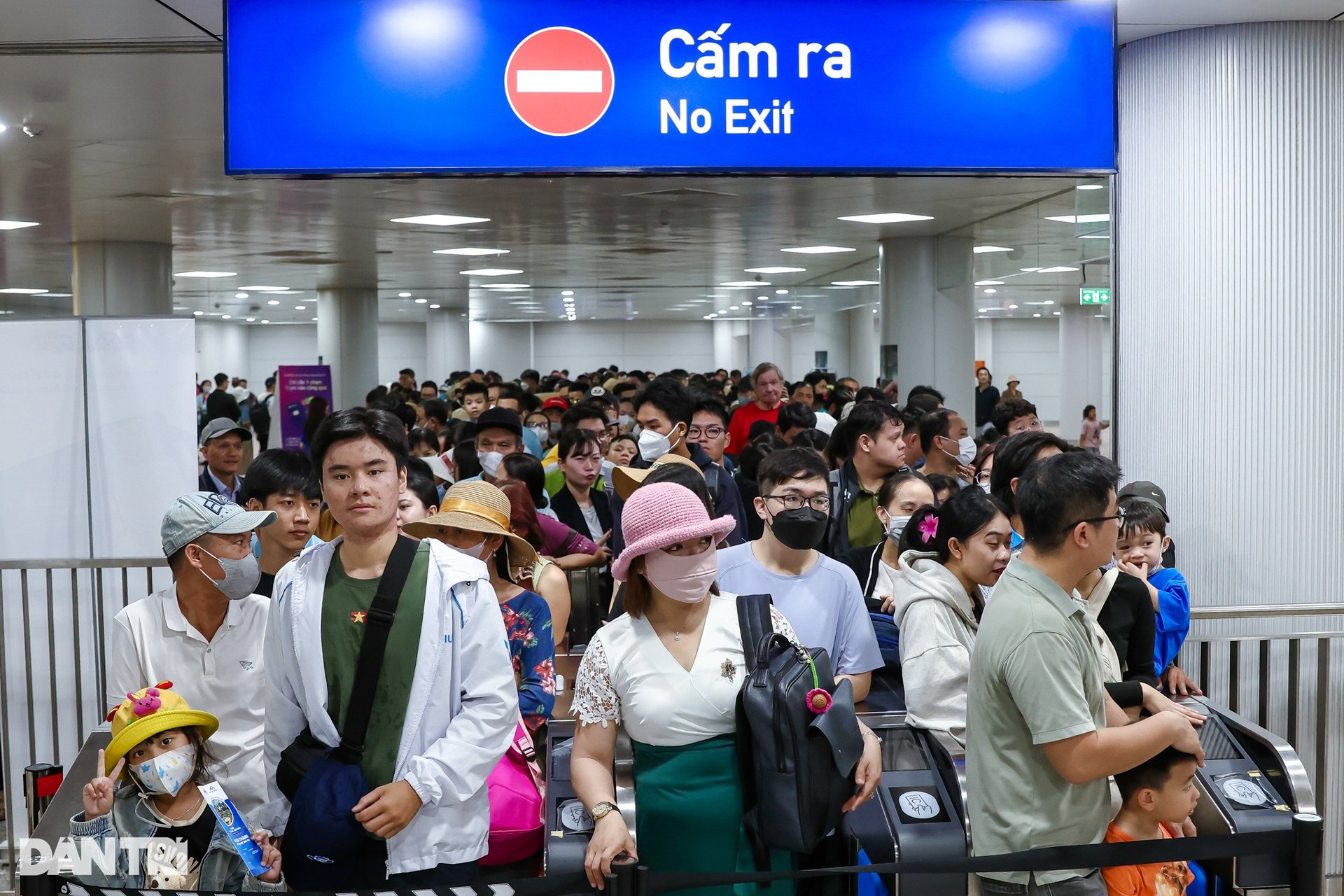 Metro Bến Thành - Suối Tiên chật kín người sáng cuối tuần - 6