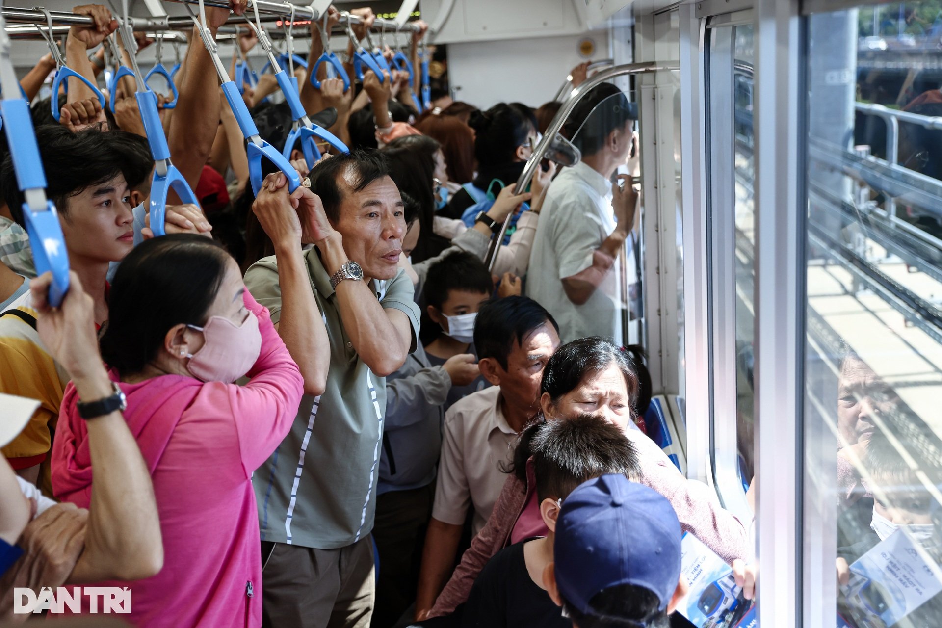 Metro Bến Thành - Suối Tiên chật kín người sáng cuối tuần - 10