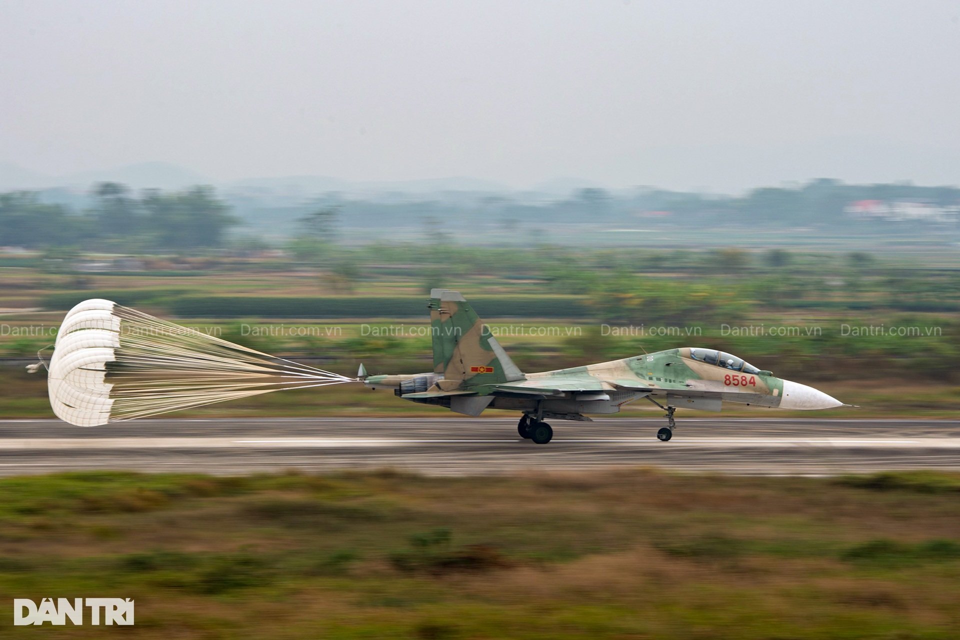 Hổ mang chúa SU-30MK2 bắn 96 quả đạn nhiễu rực sáng bầu trời Hà Nội - 19