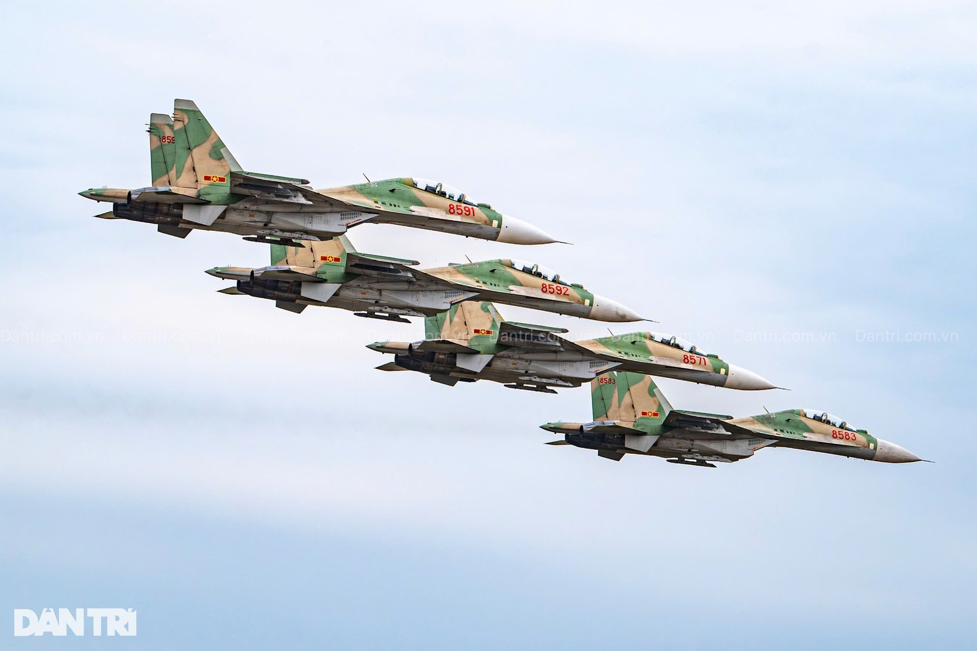 Hổ mang chúa SU-30MK2 bắn 96 quả đạn nhiễu rực sáng bầu trời Hà Nội - 9