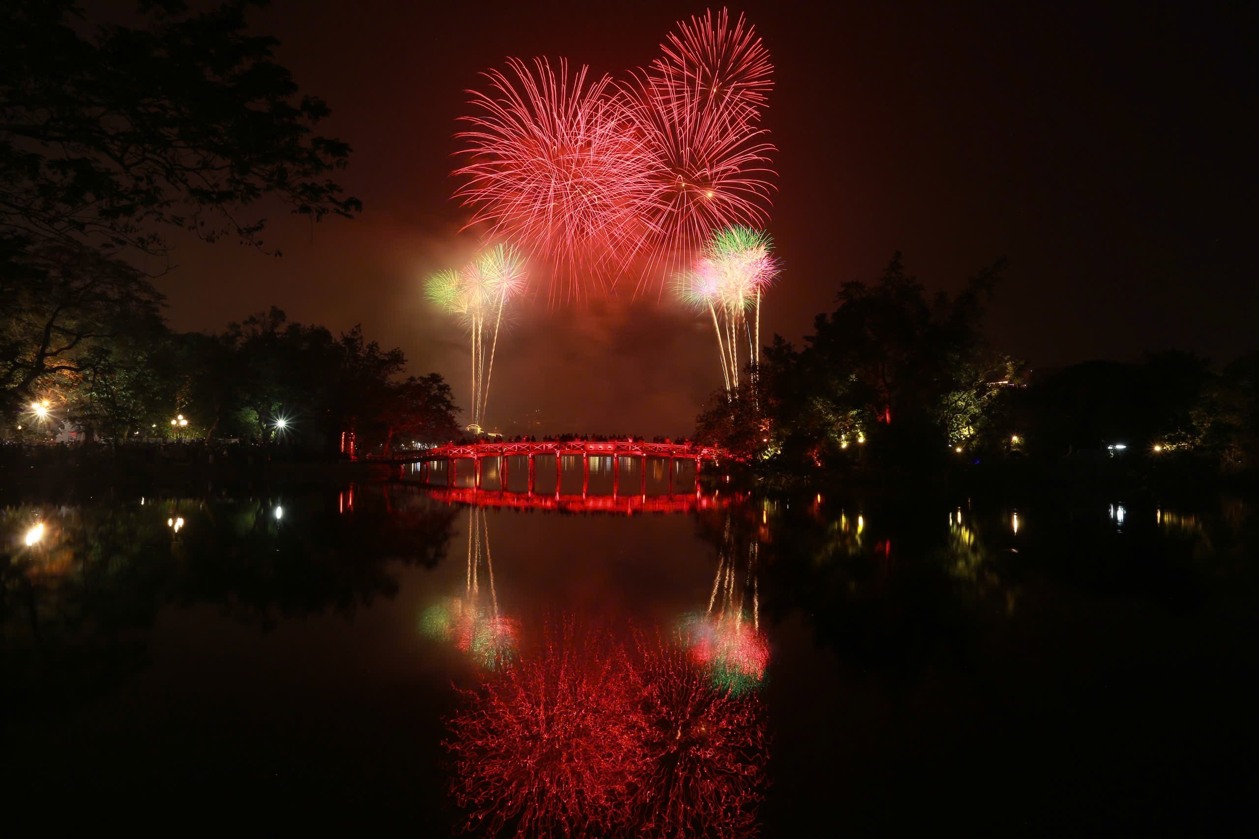 Hà Nội: Pháo hoa rực rỡ đón chào năm mới 2025- Ảnh 7.