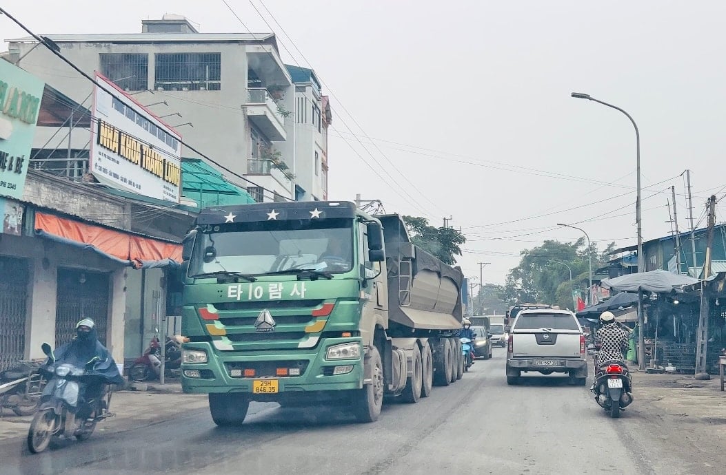 luu-luong-phuong-tien-dac-biet-la-xe-co-trong-tai-lon-luu-thong-day-dac-gay-qua-tai-mat-an-toan-giao-thong-tai-tuyen-duong-421b-doan-qua-dia-phan-huyen-quoc-oai..jpg