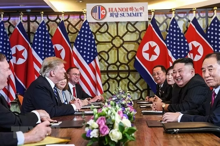 Tổng thống Mỹ Donald Trump và Chủ tịch Triều Tiên Kim Jong-un tại cuộc họp mở rộng với các quan chức hai nước trong ngày thứ hai của Hội nghị thượng đỉnh Mỹ-Triều lần hai ở Hà Nội, ngày 28/2/2019. (Ảnh: AFP/TTXVN).