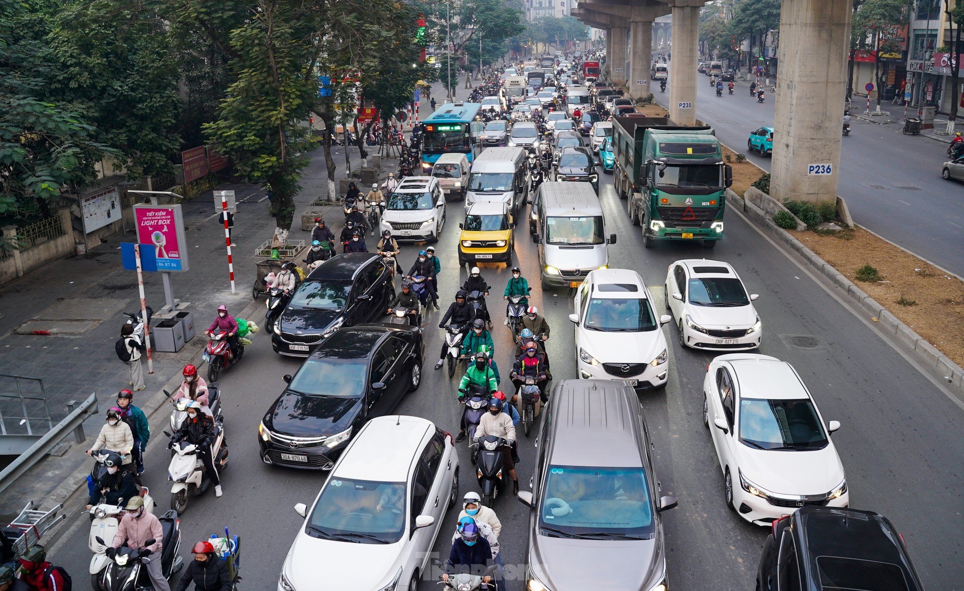 Giao thông Hà Nội dịp cận Tết: Giờ nào cũng là 'giờ cao điểm' ảnh 2