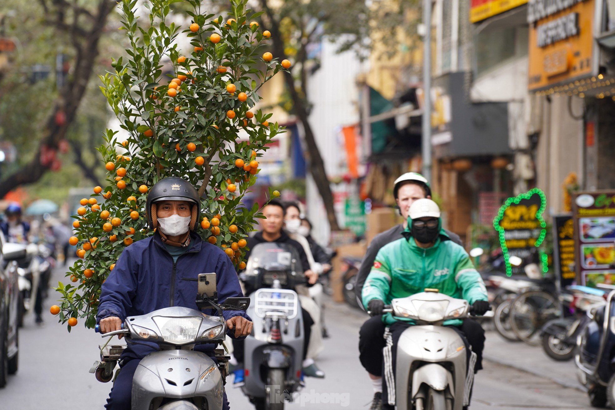 Giao thông Hà Nội dịp cận Tết: Giờ nào cũng là 'giờ cao điểm' ảnh 13