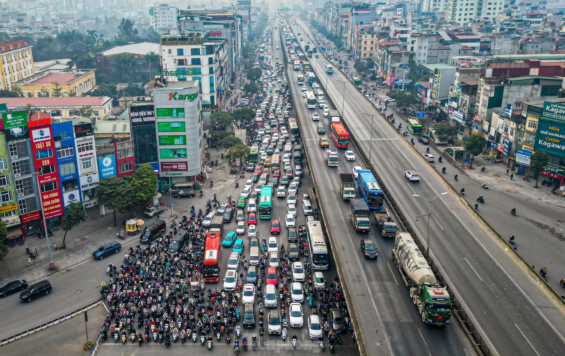 Giao thông Hà Nội dịp cận Tết: Giờ nào cũng là 'giờ cao điểm' ảnh 1