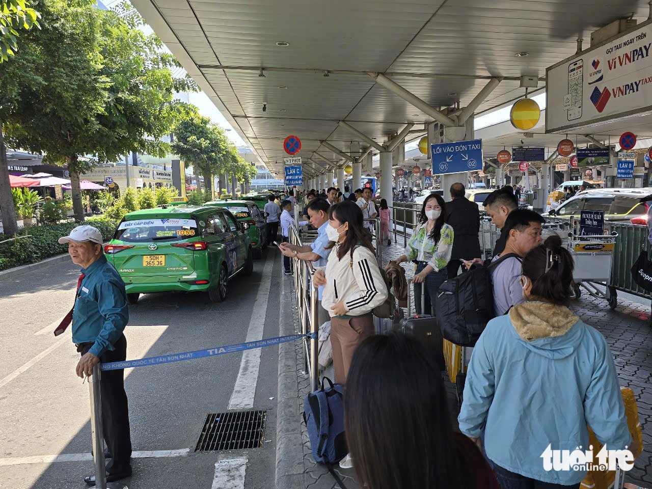 Kẹt xe, tài xế taxi ngại vào sân bay khiến khách mòn mỏi đợi - Ảnh 1.