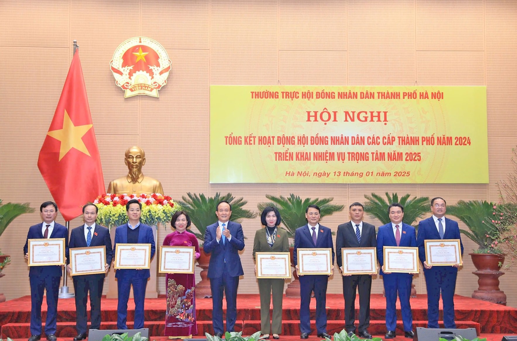 chu-tich-hdnd-thanh-pho-ha-noi-nguyen-ngoc-tuan-trao-bang-khen-cua-thanh-uy-ha-noi-tang-cac-ca-nhan.-anh-le-hai.jpg