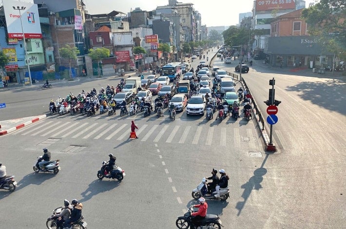 nguoi-dan-nghiem-tuc-chap-hanh-luat-giao-thong-duong-bo-tai-nut-giao-pho-chua-boc-thai-ha-tay-son.-anh-xuan-quy.jpg