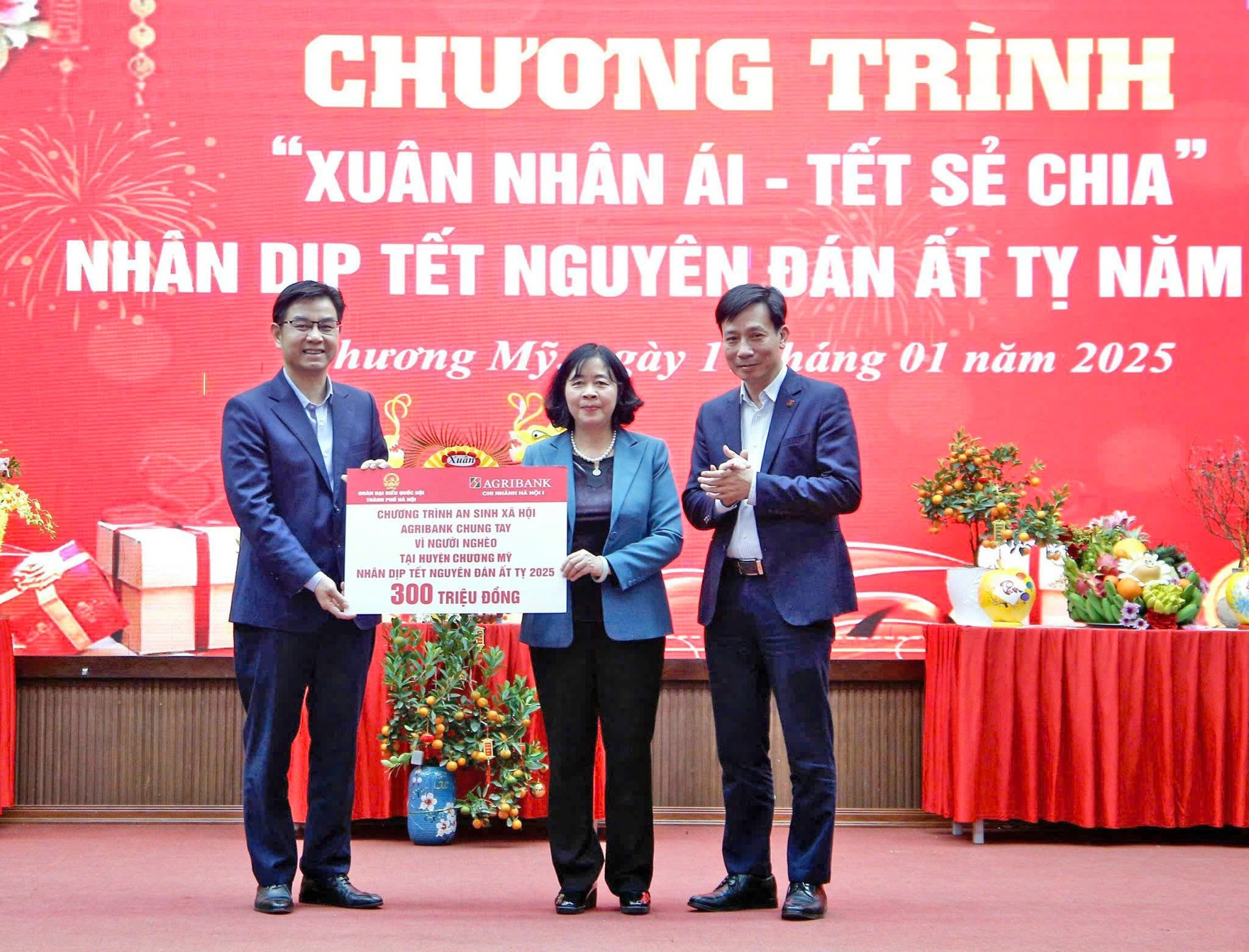 bi-thu-thanh-uy-ha-noi-bui-thi-minh-hoai-trao-ho-tro-300-trieu-dong-do-agribank-tai-tro-tang-huyen-chuong-my-tai-chuong-trinh-xuan-nhan-ai-tet-se-chia-.-anh-viet-thanh.jpg