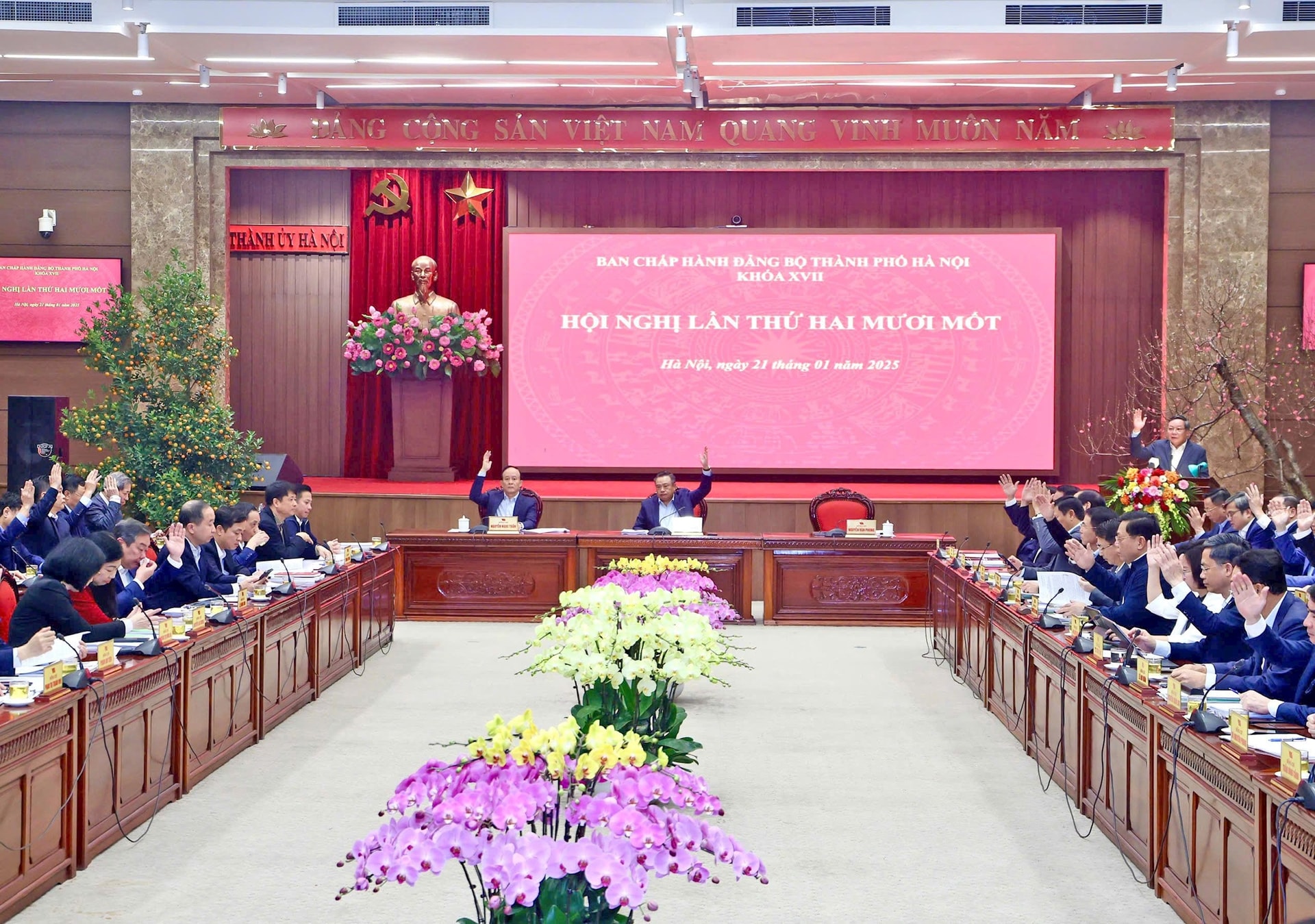 cac-dai-bieu-bieu-quyet-thong-qua-chuong-trinh-hoi-nghi-lan-thu-hai-muoi-mot-ban-chap-hanh-dang-bo-thanh-pho-ha-noi-khoa-xvii.-anh-viet-thanh.jpg