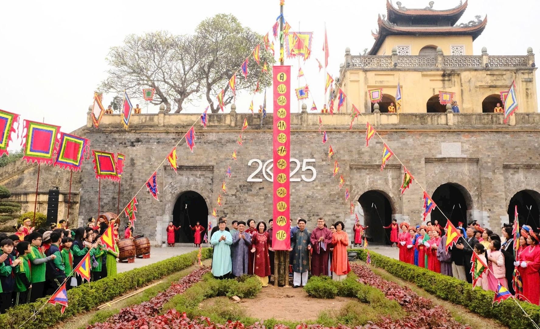 tai-hien-nghi-le-tong-cuu-nghinh-tan-tai-khu-di-san-hoang-thanh-thang-long..jpg