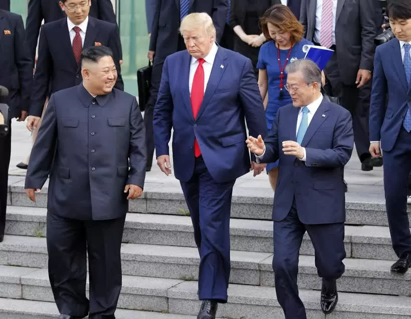 Nhà lãnh đạo Triều Tiên Kim Jong-un, Tổng thống Mỹ Donald Trump và Tổng thống Hàn Quốc Moon Jae-in tại cuộc gặp ở Khu phi quân sự (DMZ) ngày 30/6/2019. (Ảnh: Yonhap/TTXVN)